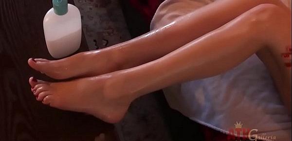  Shay Laren Oils Her Feet And Masturbates On A Couch